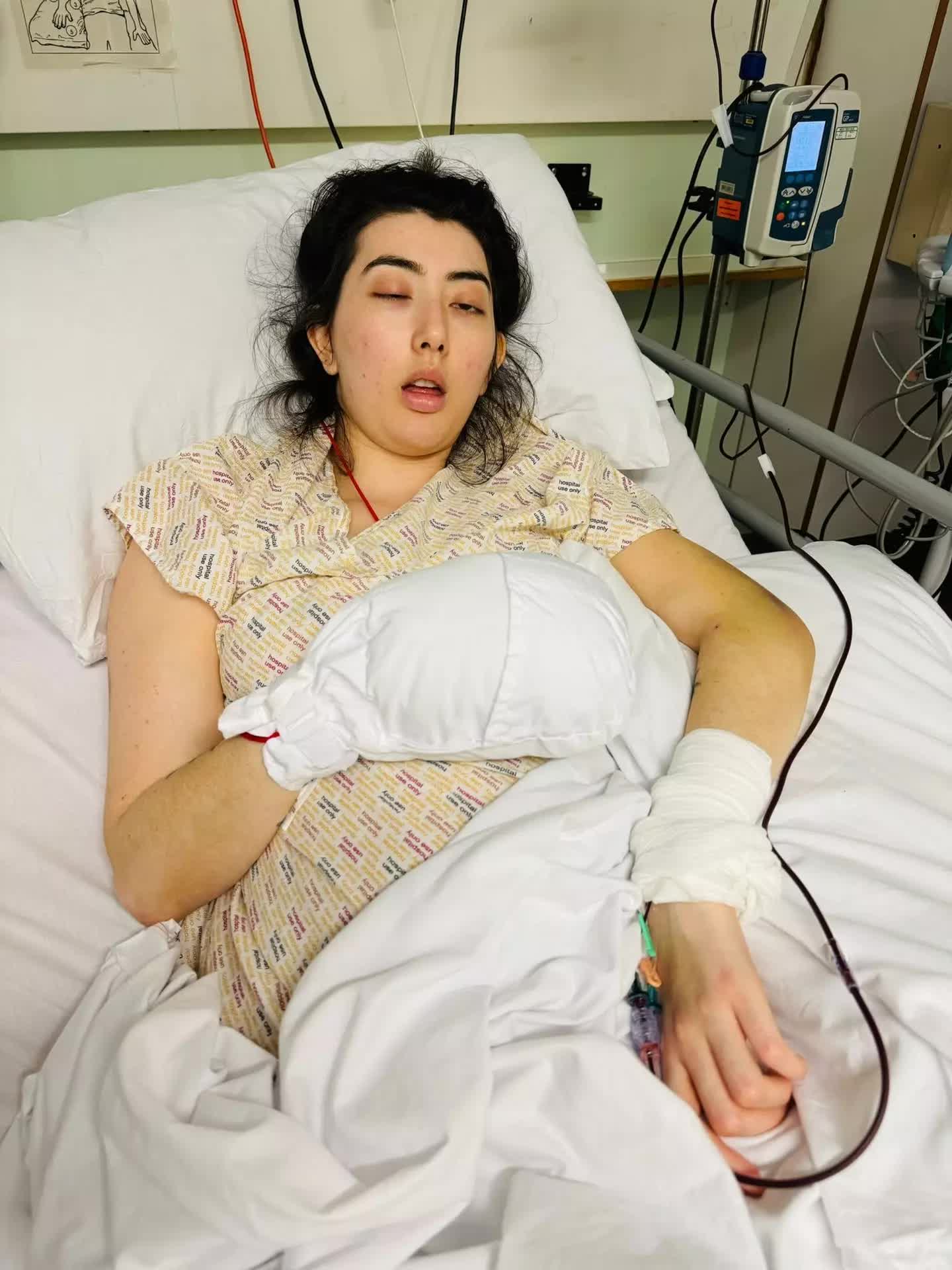 Tỉnh dậy sau cơn đột quỵ ở Thổ Nhĩ Kỳ, cô gái người Anh bất ngờ nói được giọng Thái Lan - Ảnh 2.