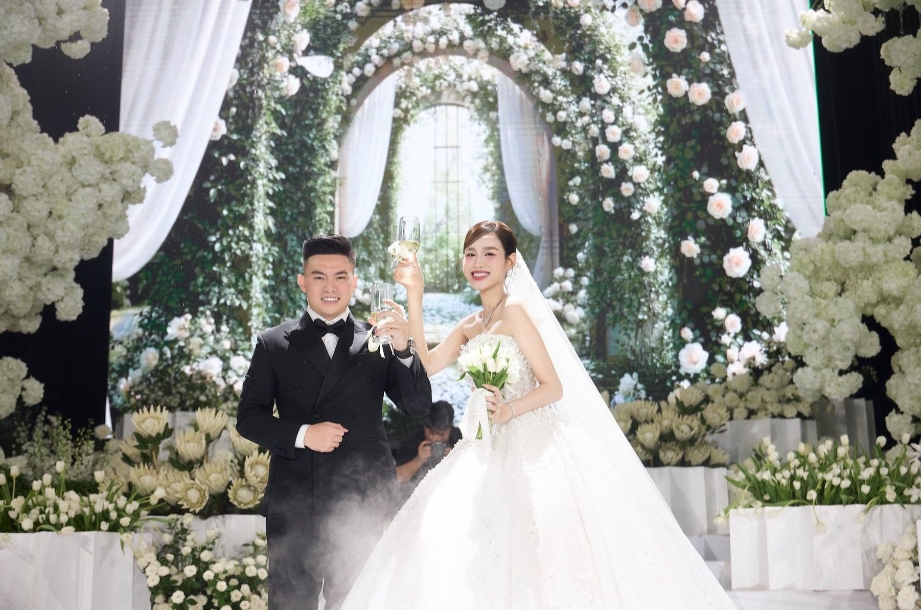 Tiệc cưới xa hoa của hoa hậu Đỗ Thị Hà và doanh nhân Nguyễn Viết Vương - Ảnh 9. Tiệc cưới xa hoa của hoa hậu Đỗ Thị Hà và doanh nhân Nguyễn Viết Vương - Ảnh 9.