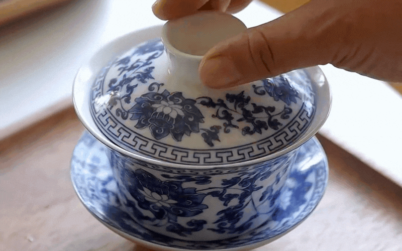 tra-le-thuc-uong-duong-nhan-17608050617791614701410-1760805266038-17608052662491216219937-1761093283673-17610932839372125570.gif