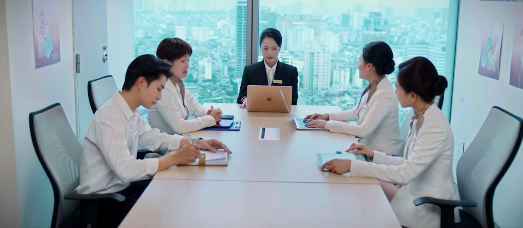 Gió ngang khoảng trời xanh - Tập 32: Ngân ê chề chịu nhục vì tin nhầm 'tổng tài'- Ảnh 2. Gió ngang khoảng trời xanh - Tập 32: Ngân ê chề chịu nhục vì tin nhầm 'tổng tài'- Ảnh 2.