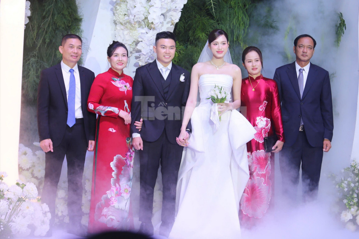 Hàng nghìn người đội mưa, ôtô nối đuôi tới lễ cưới Hoa hậu Đỗ Thị Hà và doanh nhân Viết Vương - Ảnh 4.