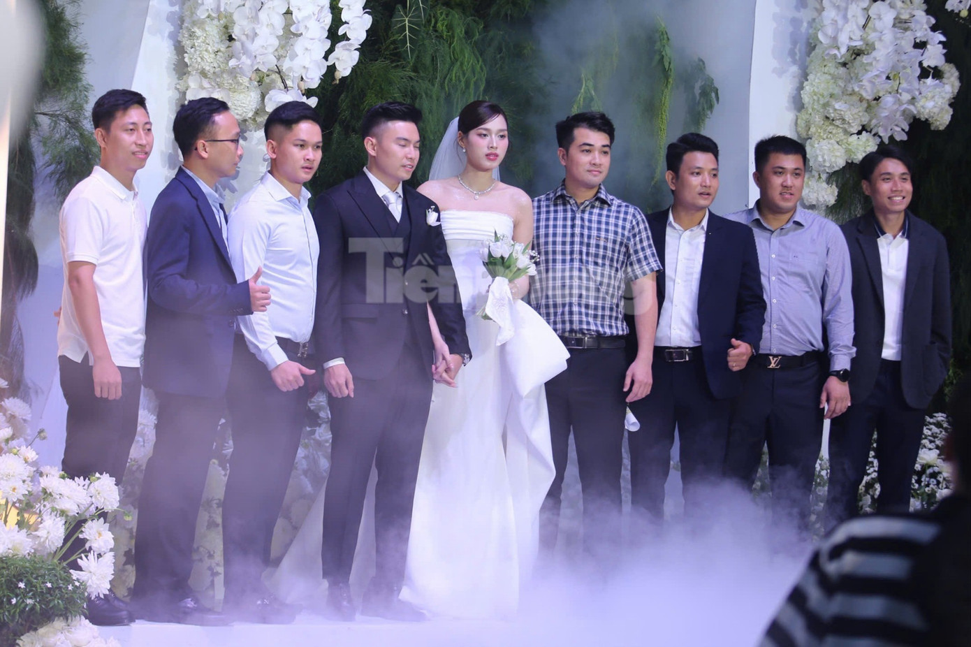 Hàng nghìn người đội mưa, ôtô nối đuôi tới lễ cưới Hoa hậu Đỗ Thị Hà và doanh nhân Viết Vương - Ảnh 6.