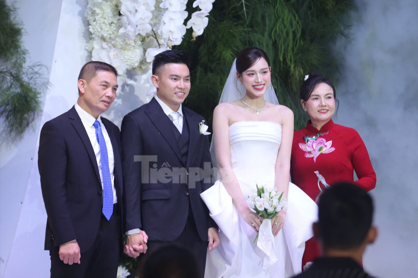 Hàng nghìn người đội mưa, ôtô nối đuôi tới lễ cưới Hoa hậu Đỗ Thị Hà và doanh nhân Viết Vương - Ảnh 5.