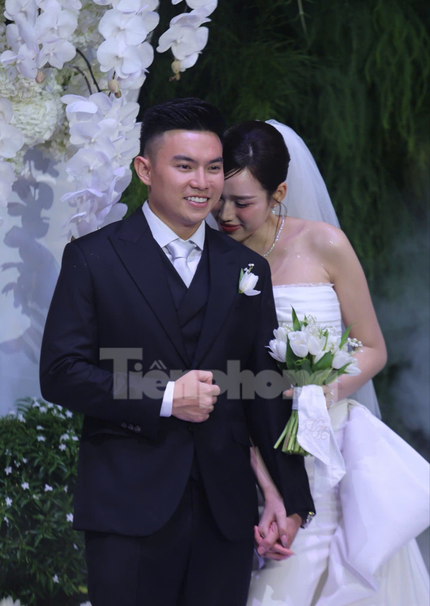 Hàng nghìn người đội mưa, ôtô nối đuôi tới lễ cưới Hoa hậu Đỗ Thị Hà và doanh nhân Viết Vương - Ảnh 2.
