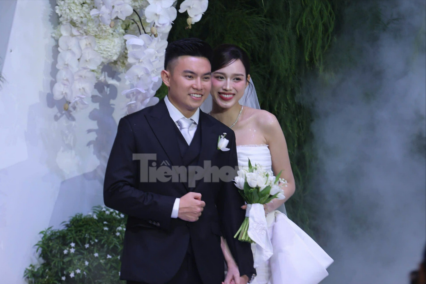 Hàng nghìn người đội mưa, ôtô nối đuôi tới lễ cưới Hoa hậu Đỗ Thị Hà và doanh nhân Viết Vương - Ảnh 1.