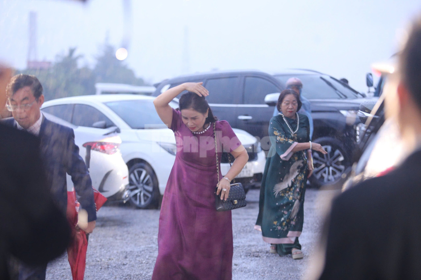 Hàng nghìn người đội mưa, ôtô nối đuôi tới lễ cưới Hoa hậu Đỗ Thị Hà và doanh nhân Viết Vương - Ảnh 9.