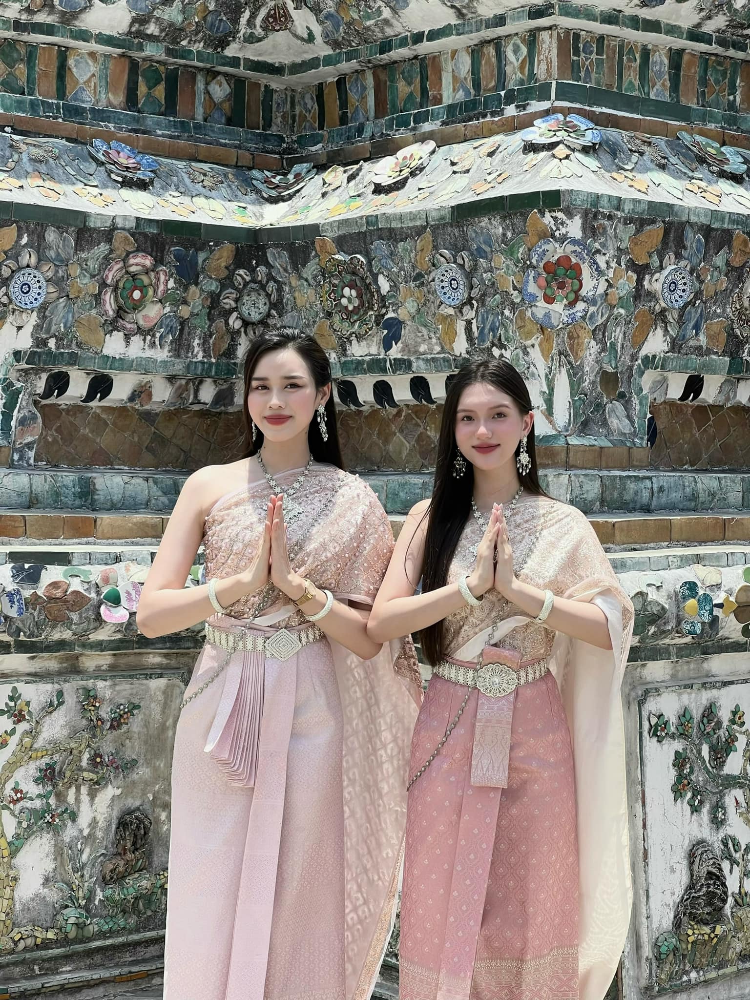 Chân dung phù dâu Hoàng Tú Quỳnh xách vali cho Đỗ Thị Hà trong Lễ vu quy - Ảnh 8. Chân dung phù dâu Hoàng Tú Quỳnh xách vali cho Đỗ Thị Hà trong Lễ vu quy - Ảnh 8.