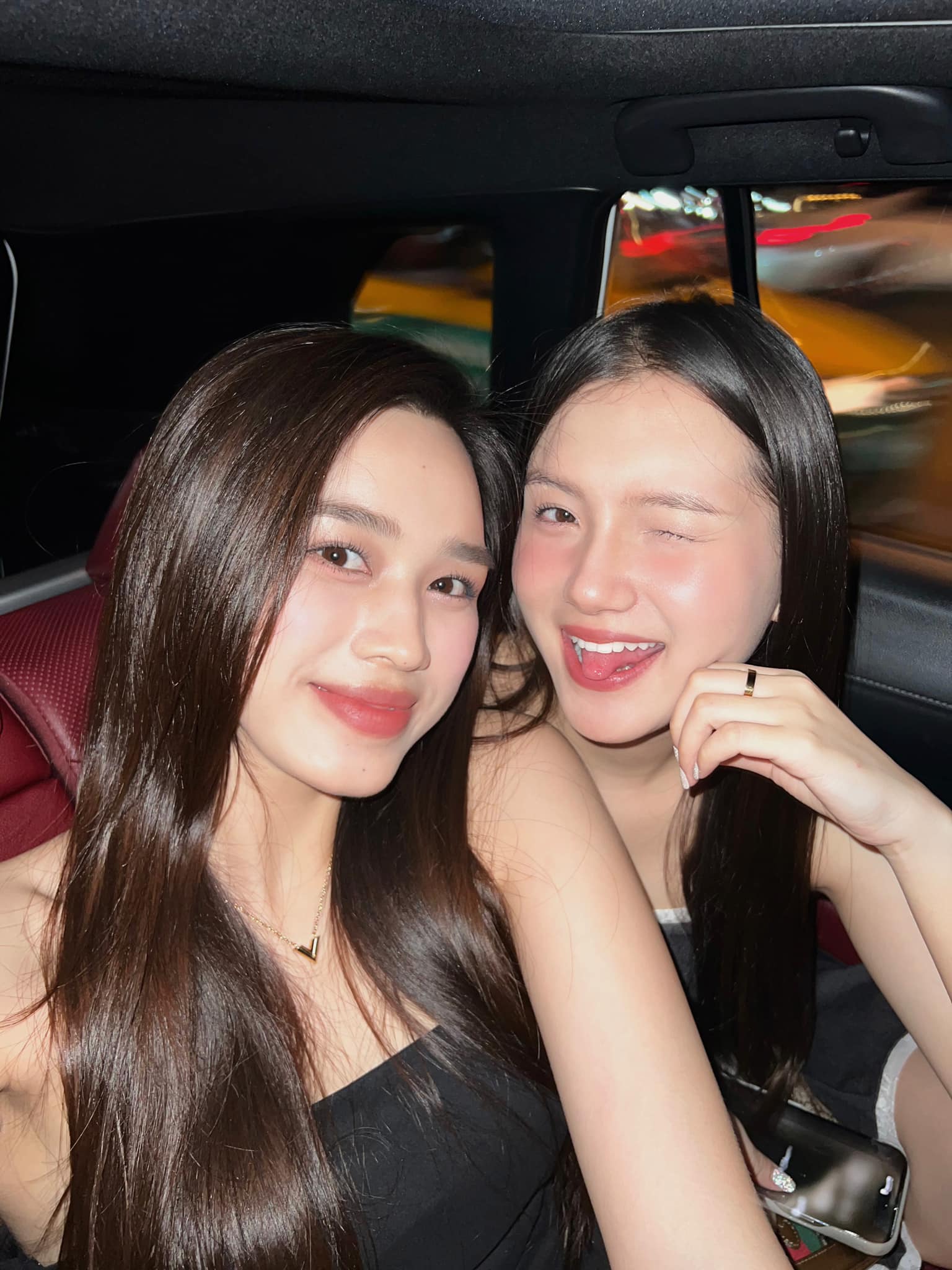 Chân dung phù dâu Hoàng Tú Quỳnh xách vali cho Đỗ Thị Hà trong Lễ vu quy - Ảnh 6. Chân dung phù dâu Hoàng Tú Quỳnh xách vali cho Đỗ Thị Hà trong Lễ vu quy - Ảnh 6.