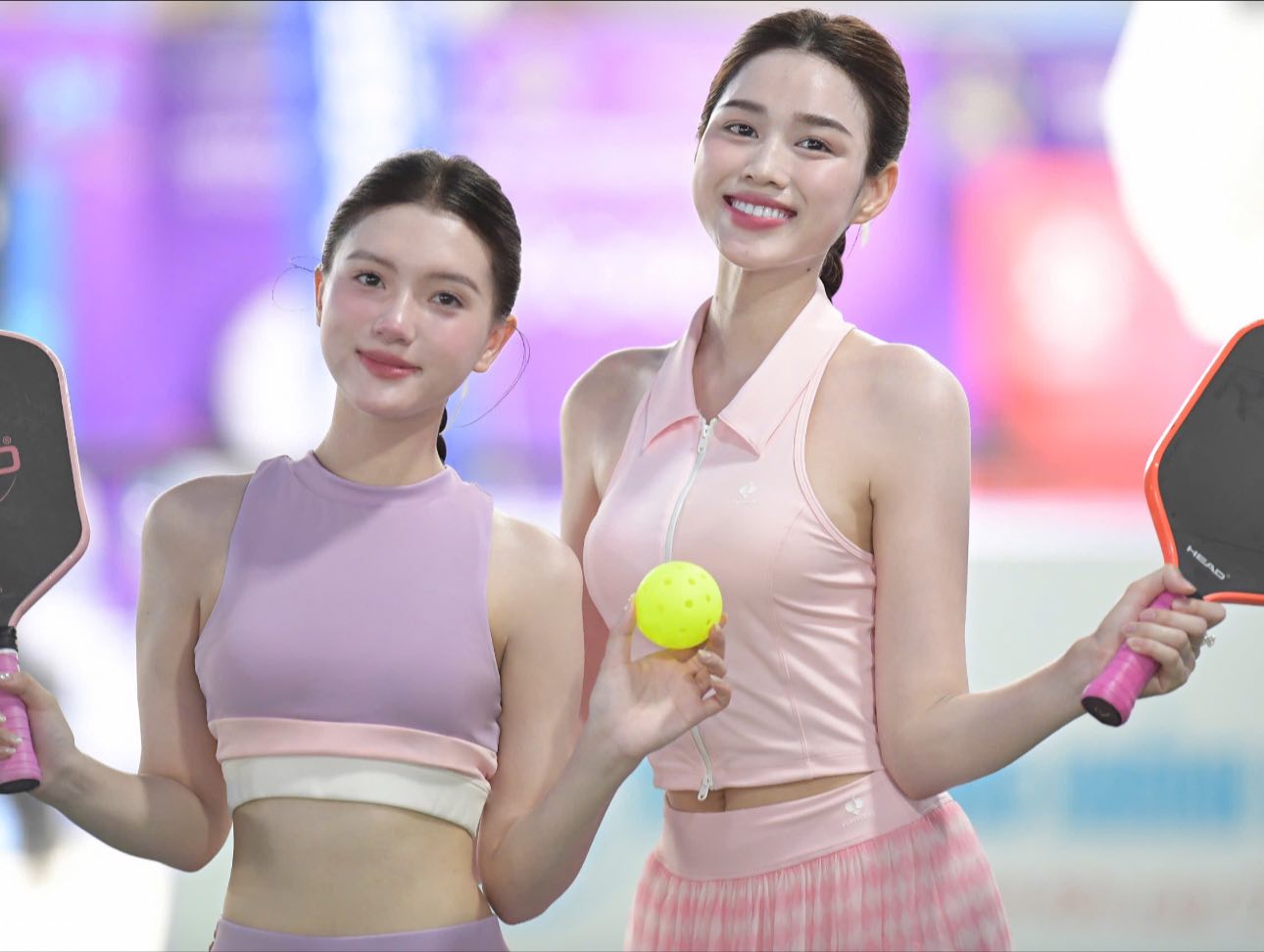 Chân dung phù dâu Hoàng Tú Quỳnh xách vali cho Đỗ Thị Hà trong Lễ vu quy - Ảnh 9. Chân dung phù dâu Hoàng Tú Quỳnh xách vali cho Đỗ Thị Hà trong Lễ vu quy - Ảnh 9.
