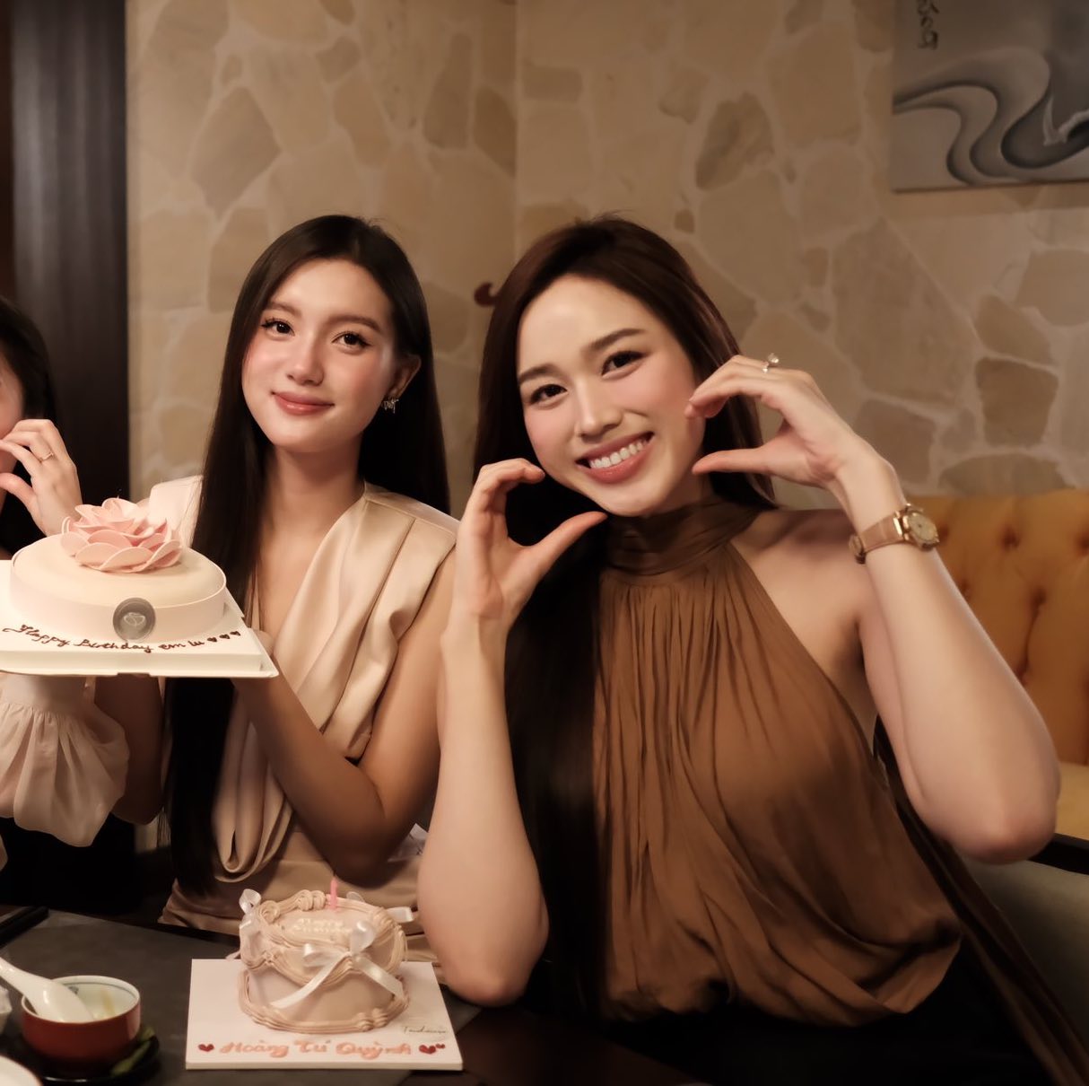 Chân dung phù dâu Hoàng Tú Quỳnh xách vali cho Đỗ Thị Hà trong Lễ vu quy - Ảnh 7. Chân dung phù dâu Hoàng Tú Quỳnh xách vali cho Đỗ Thị Hà trong Lễ vu quy - Ảnh 7.