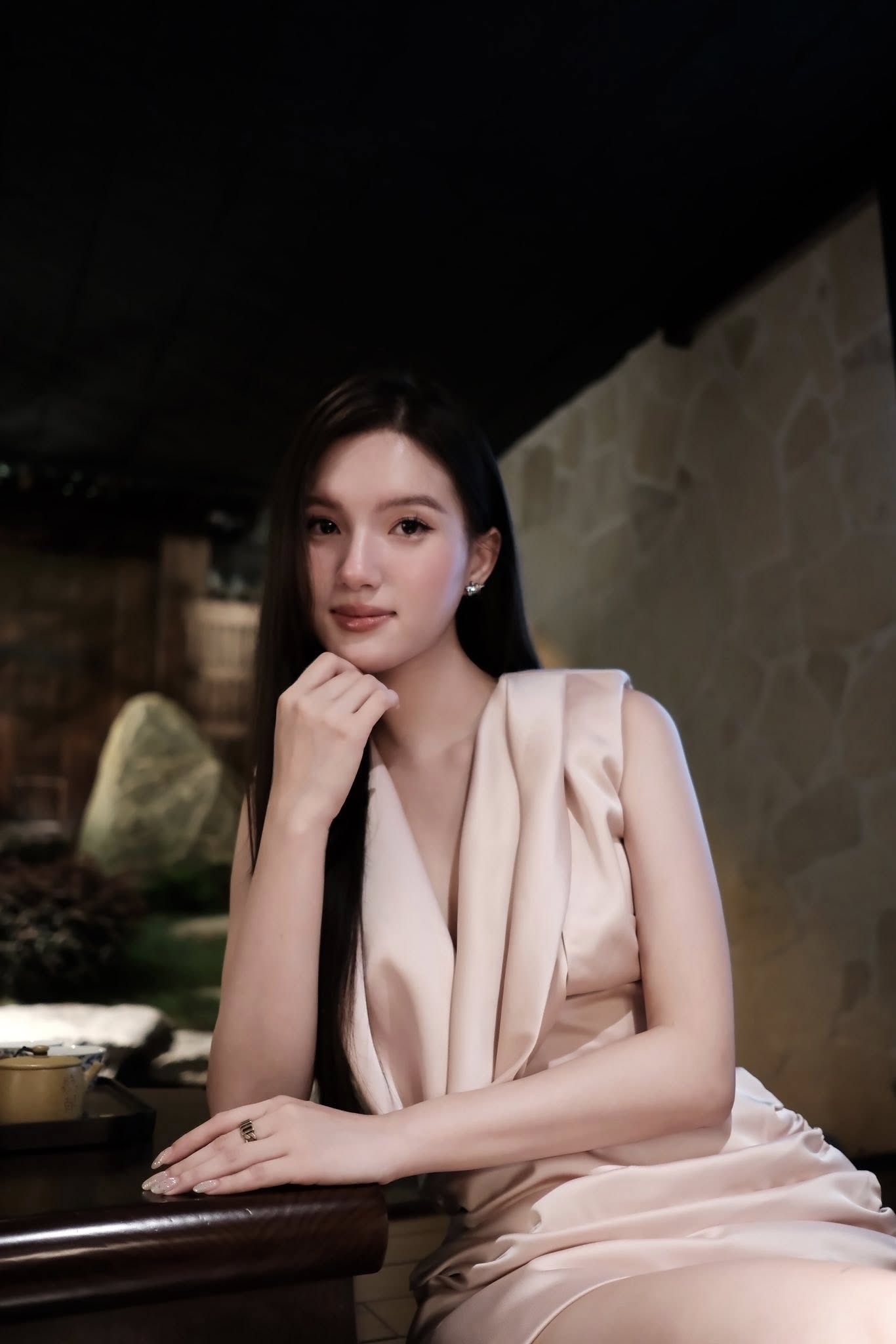 Chân dung phù dâu Hoàng Tú Quỳnh xách vali cho Đỗ Thị Hà trong Lễ vu quy - Ảnh 10. Chân dung phù dâu Hoàng Tú Quỳnh xách vali cho Đỗ Thị Hà trong Lễ vu quy - Ảnh 10.