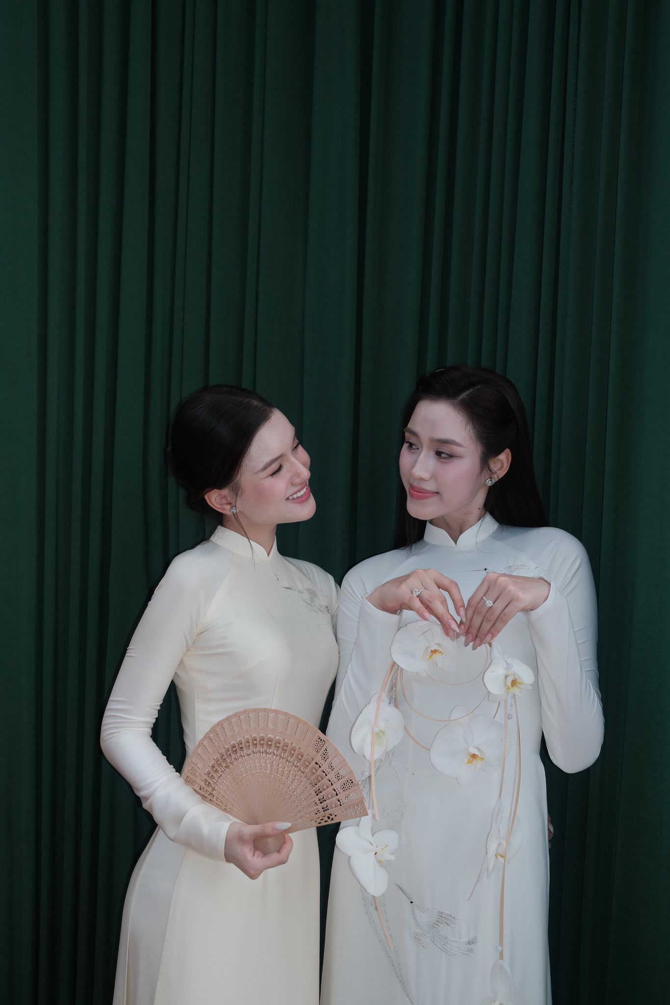 Chân dung phù dâu Hoàng Tú Quỳnh xách vali cho Đỗ Thị Hà trong Lễ vu quy - Ảnh 5. Chân dung phù dâu Hoàng Tú Quỳnh xách vali cho Đỗ Thị Hà trong Lễ vu quy - Ảnh 5.
