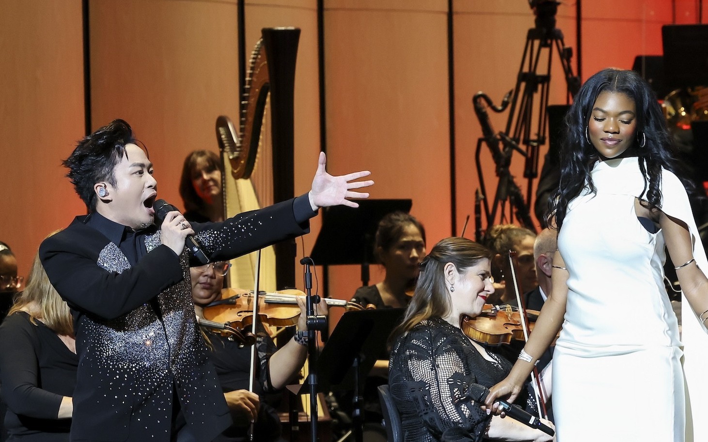 Tùng Dương xuất thần khi song ca tác phẩm kinh điển với ca sĩ thần tượng Mỹ 17 tuổi