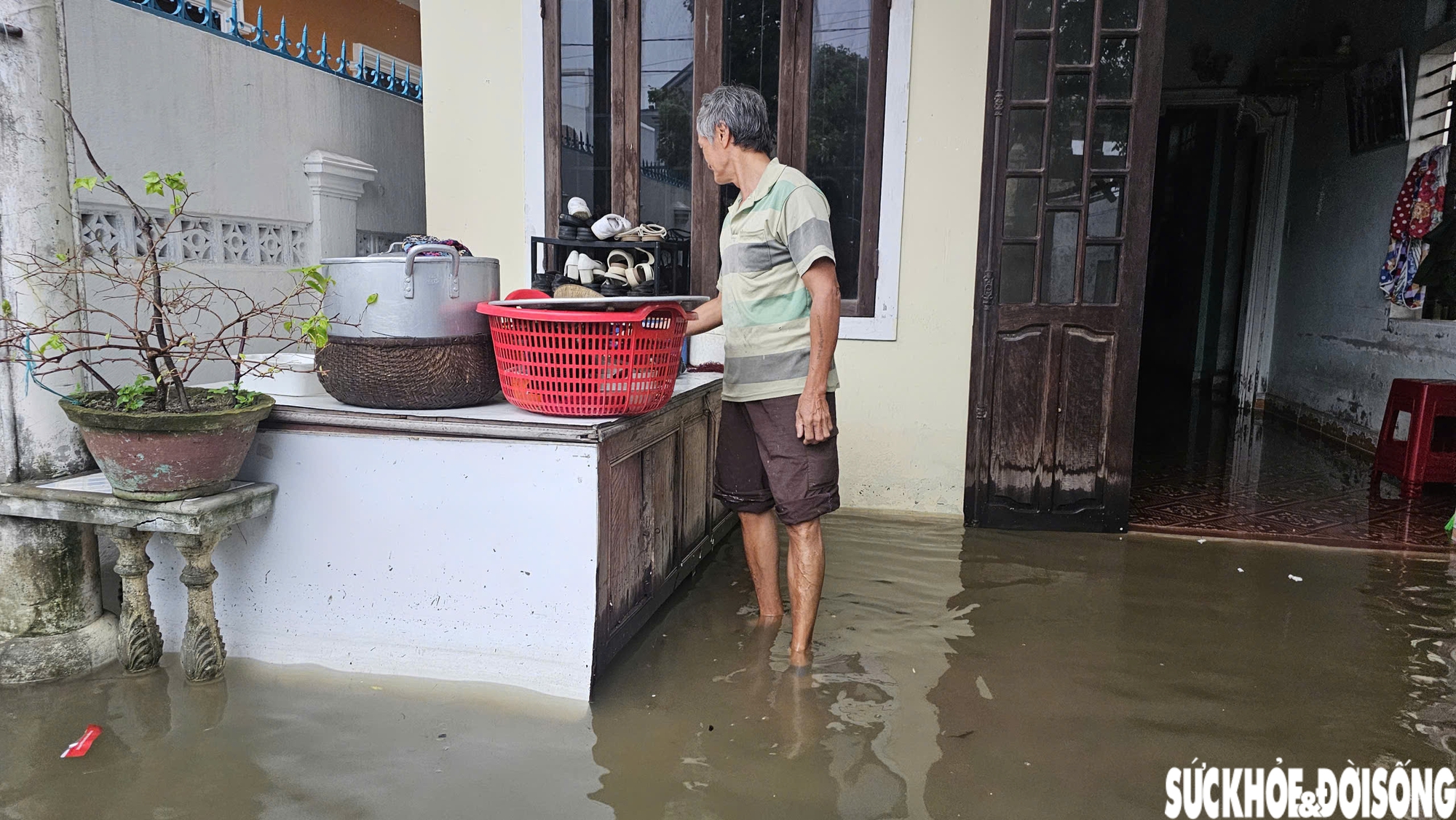 Mưa lớn, triều cường dâng, người dân ven biển Huế vật lộn giữa biển nước và rác thải- Ảnh 4. Mưa lớn, triều cường dâng, người dân ven biển Huế vật lộn giữa biển nước và rác thải- Ảnh 4.