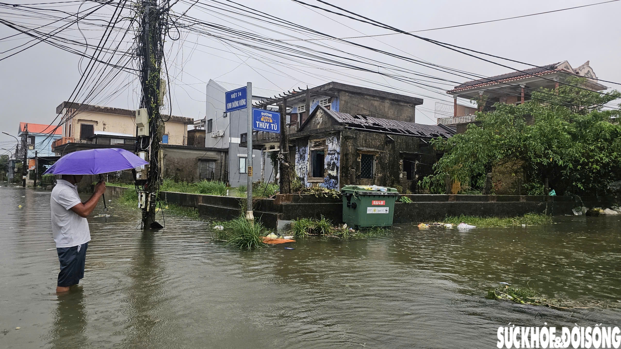 Mưa lớn, triều cường dâng, người dân ven biển Huế vật lộn giữa biển nước và rác thải- Ảnh 5. Mưa lớn, triều cường dâng, người dân ven biển Huế vật lộn giữa biển nước và rác thải- Ảnh 5.