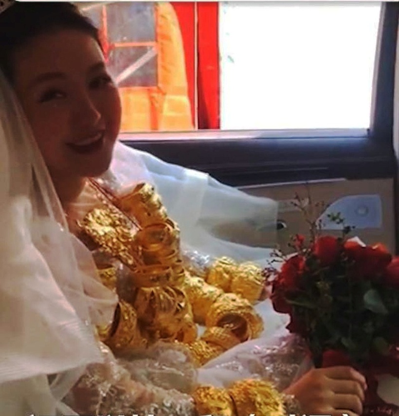 Cô dâu đeo 60 kg vàng trong ngày cưới, khách mời lo lắng hỏi "em có đau vai không?" - Ảnh 2. Cô dâu đeo 60 kg vàng trong ngày cưới, khách mời lo lắng hỏi "em có đau vai không?" - Ảnh 2.