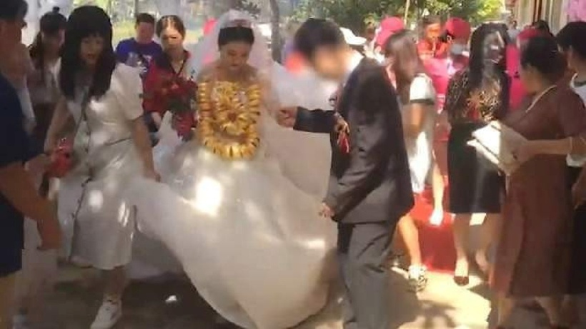 Cô dâu đeo 60 kg vàng trong ngày cưới, khách mời lo lắng hỏi "em có đau vai không?" - Ảnh 1. Cô dâu đeo 60 kg vàng trong ngày cưới, khách mời lo lắng hỏi "em có đau vai không?" - Ảnh 1.