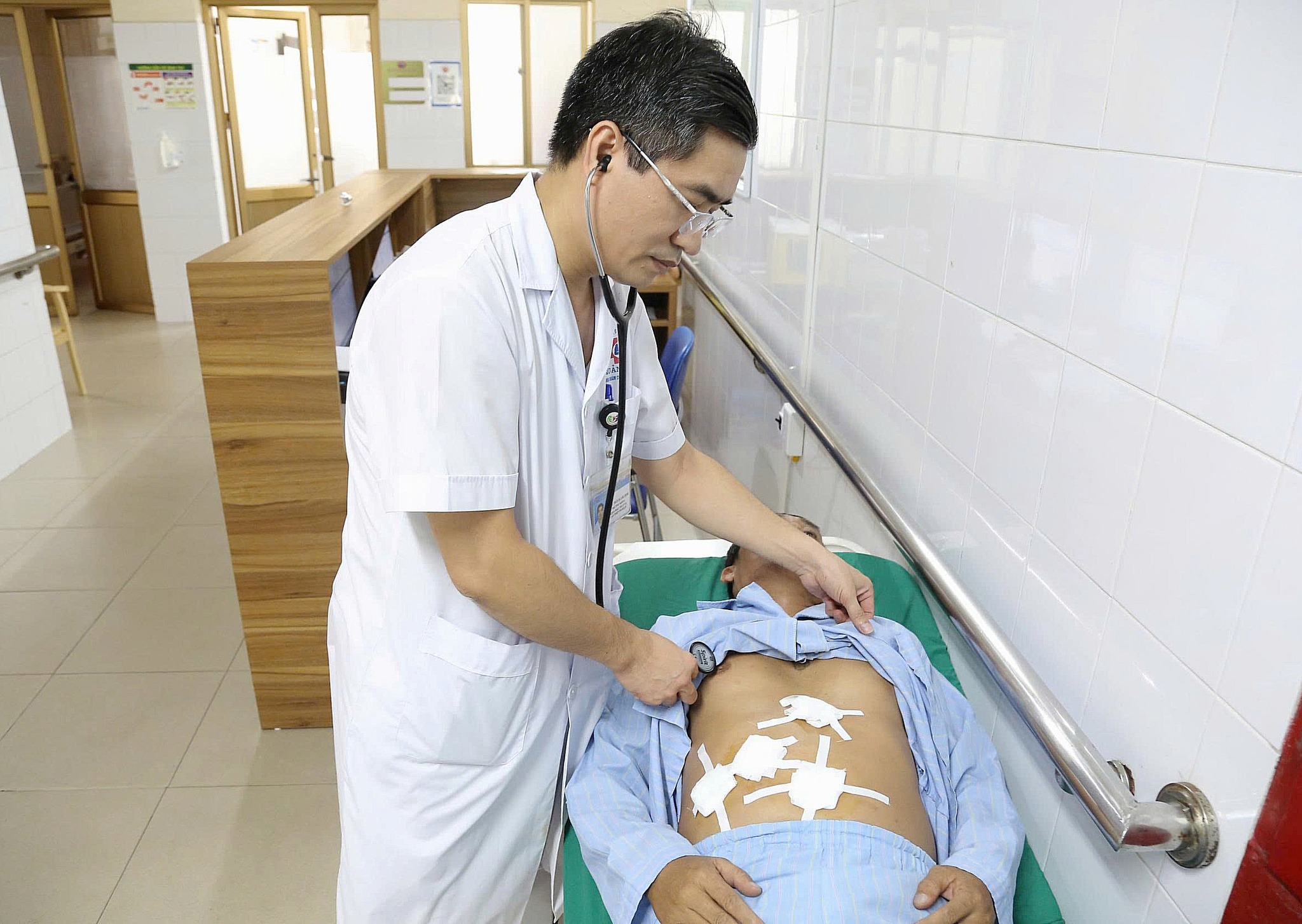 Người đàn ông 52 tuổi ở Quảng Ninh đột ngột lên cơn nhồi máu cơ tim trong tình huống nguy cấp, bác sĩ cân não xử trí - Ảnh 1. Người đàn ông 52 tuổi ở Quảng Ninh đột ngột lên cơn nhồi máu cơ tim trong tình huống nguy cấp, bác sĩ cân não xử trí - Ảnh 1.