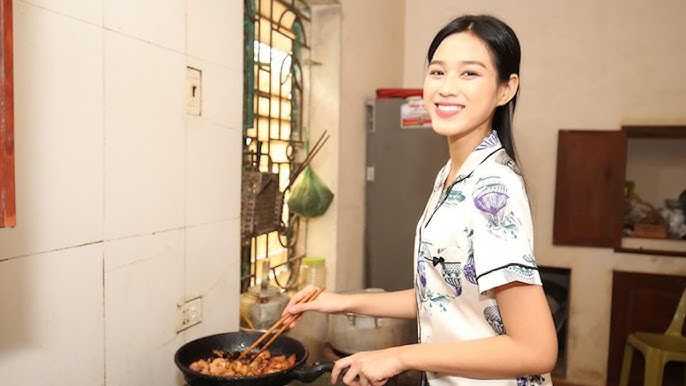 oa-hau-nong-dan-do-thi-ha-khoe-com-nha-mai-dinh-bua-an-o-que-huong-toan-dac-san-ngon-mat-hq720-1-1694155343-408-width686height386-1761198822361-1761198822660456047791.jpg