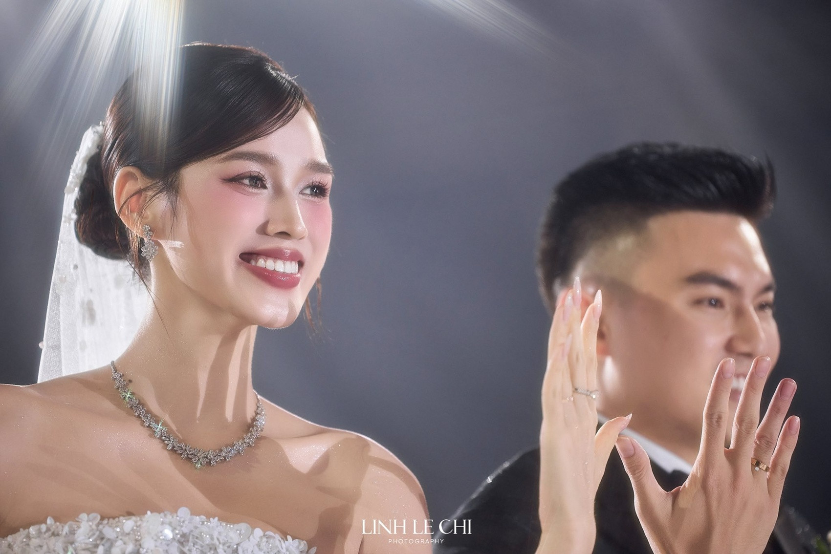 Lễ cưới Đỗ Thị Hà rạng rỡ giữa bão số 12 cùng doanh nhân Nguyễn Viết Vương - Ảnh 6. Lễ cưới Đỗ Thị Hà rạng rỡ giữa bão số 12 cùng doanh nhân Nguyễn Viết Vương - Ảnh 6.