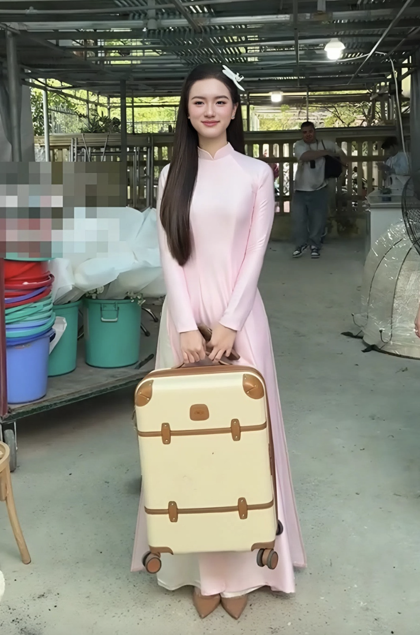 Chân dung phù dâu Hoàng Tú Quỳnh xách vali cho Đỗ Thị Hà trong Lễ vu quy - Ảnh 2. Chân dung phù dâu Hoàng Tú Quỳnh xách vali cho Đỗ Thị Hà trong Lễ vu quy - Ảnh 2.