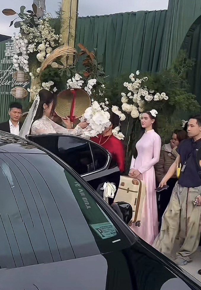 Chân dung phù dâu Hoàng Tú Quỳnh xách vali cho Đỗ Thị Hà trong Lễ vu quy - Ảnh 1. Chân dung phù dâu Hoàng Tú Quỳnh xách vali cho Đỗ Thị Hà trong Lễ vu quy - Ảnh 1.