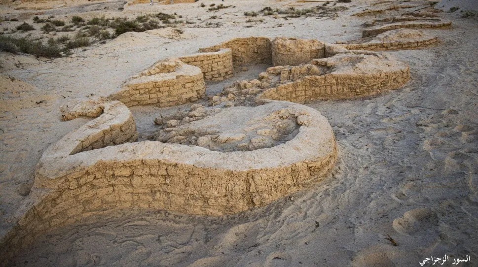 “Pháo đài ma” 3.500 tuổi hiện hình giữa sa mạc - Ảnh 1.