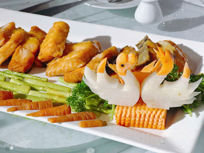 Thực đơn tiệc cưới với tôm hùm, bào ngư của Đỗ Thị Hà - Ảnh 4. Thực đơn tiệc cưới với tôm hùm, bào ngư của Đỗ Thị Hà - Ảnh 4.