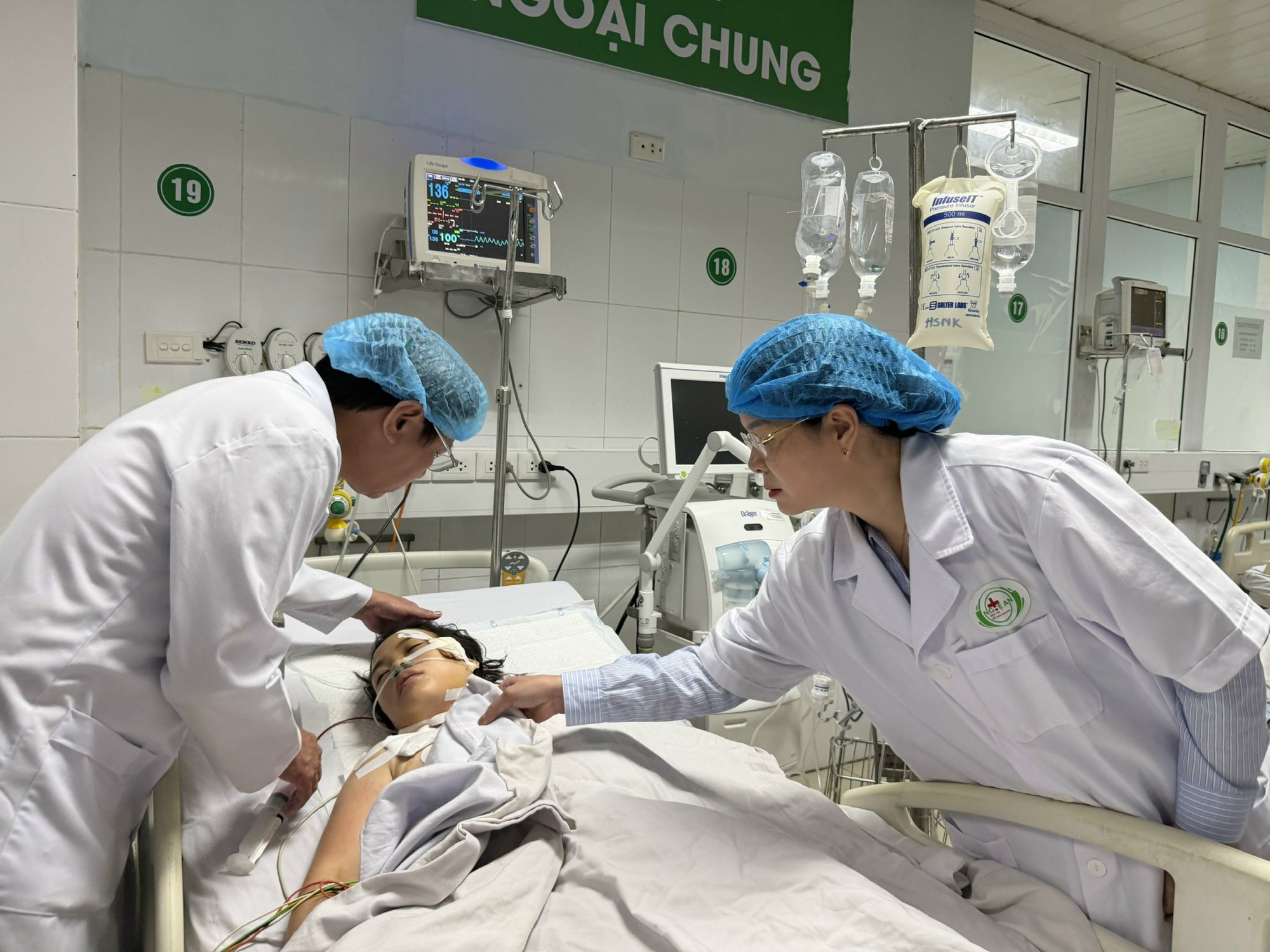 Các nạn nhân vụ truy sát tại BV Sản Nhi Nghệ An đã qua nguy kịch, tinh thần vẫn hoảng loạn- Ảnh 2. Các nạn nhân vụ truy sát tại BV Sản Nhi Nghệ An đã qua nguy kịch, tinh thần vẫn hoảng loạn- Ảnh 2.
