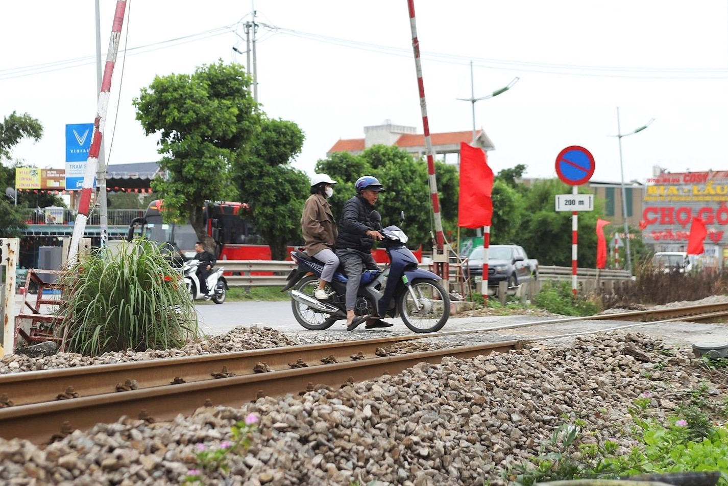 Siết chặt an toàn đường sắt Bắc - Nam tại Hà Nội: Kiểm tra nồng độ cồn nhân viên gác chắn - Ảnh 1. Siết chặt an toàn đường sắt Bắc - Nam tại Hà Nội: Kiểm tra nồng độ cồn nhân viên gác chắn - Ảnh 1.