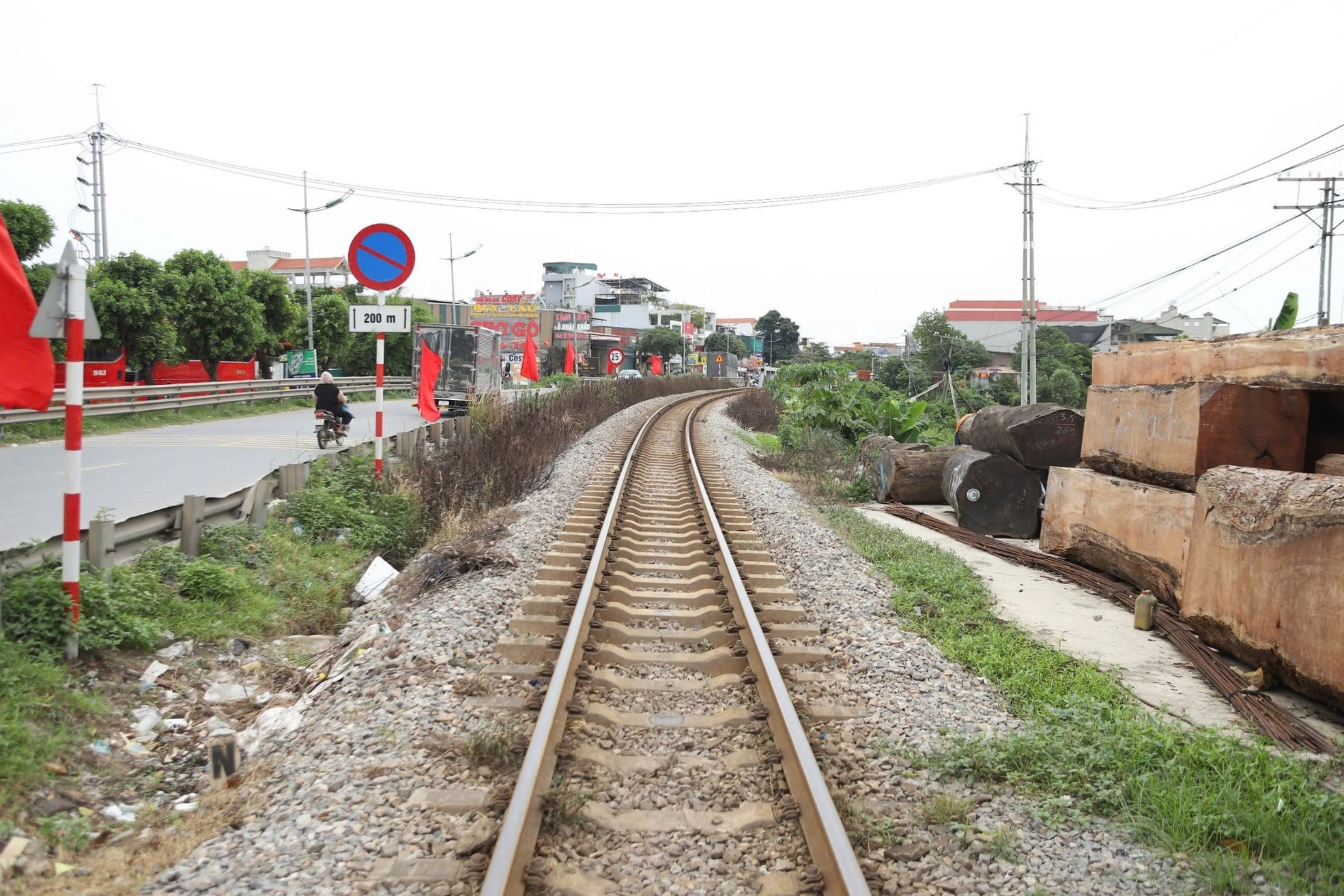 Siết chặt an toàn đường sắt Bắc - Nam tại Hà Nội: Kiểm tra nồng độ cồn nhân viên gác chắn - Ảnh 3. Siết chặt an toàn đường sắt Bắc - Nam tại Hà Nội: Kiểm tra nồng độ cồn nhân viên gác chắn - Ảnh 3.