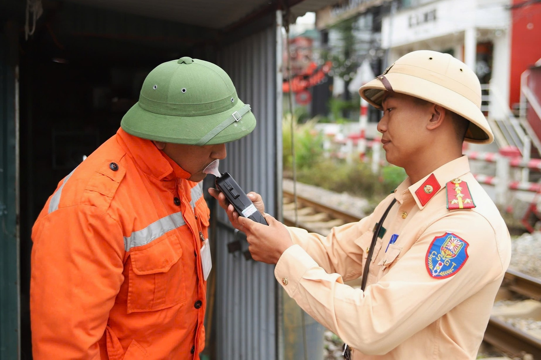 Siết chặt an toàn đường sắt Bắc - Nam tại Hà Nội: Kiểm tra nồng độ cồn nhân viên gác chắn - Ảnh 2. Siết chặt an toàn đường sắt Bắc - Nam tại Hà Nội: Kiểm tra nồng độ cồn nhân viên gác chắn - Ảnh 2.