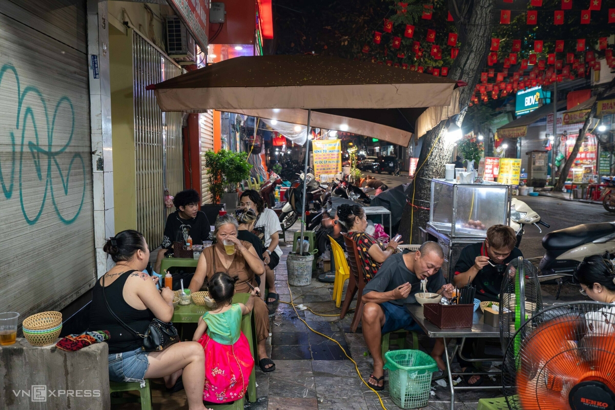 Quán phở đêm đông kín khách ở phố cổ Hà Nội - Ảnh 10. Quán phở đêm đông kín khách ở phố cổ Hà Nội - Ảnh 10.