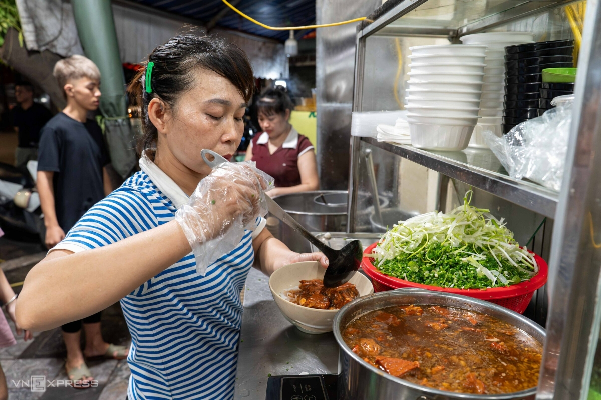 Quán phở đêm đông kín khách ở phố cổ Hà Nội - Ảnh 6. Quán phở đêm đông kín khách ở phố cổ Hà Nội - Ảnh 6.