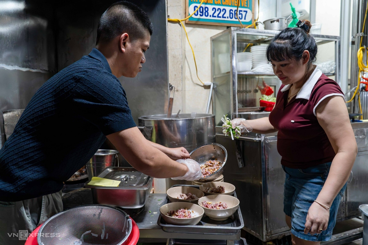 Quán phở đêm đông kín khách ở phố cổ Hà Nội - Ảnh 4. Quán phở đêm đông kín khách ở phố cổ Hà Nội - Ảnh 4.