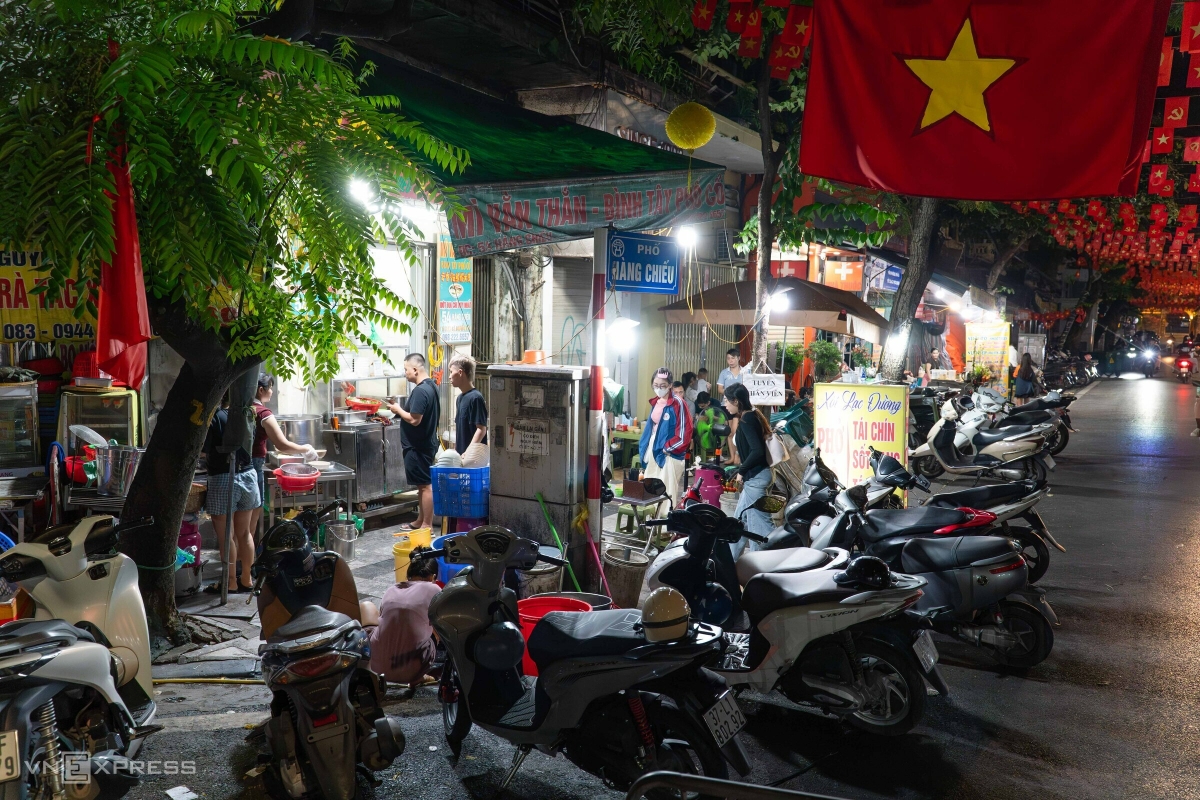 Quán phở đêm đông kín khách ở phố cổ Hà Nội - Ảnh 1. Quán phở đêm đông kín khách ở phố cổ Hà Nội - Ảnh 1.