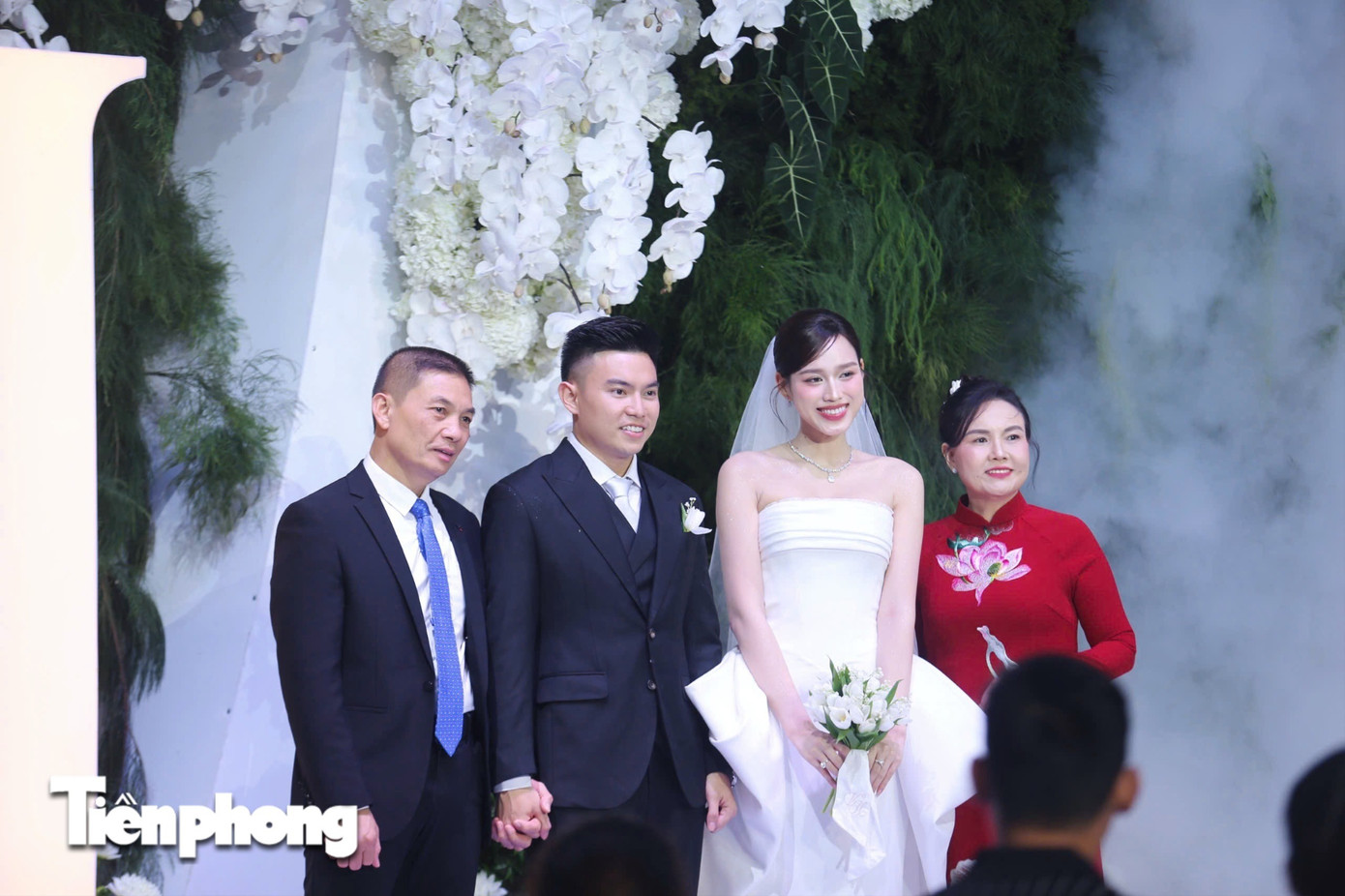 Lý do đám cưới Đỗ Thị Hà tạo cơn sốt mạng xã hội - Ảnh 5. Lý do đám cưới Đỗ Thị Hà tạo cơn sốt mạng xã hội - Ảnh 5.