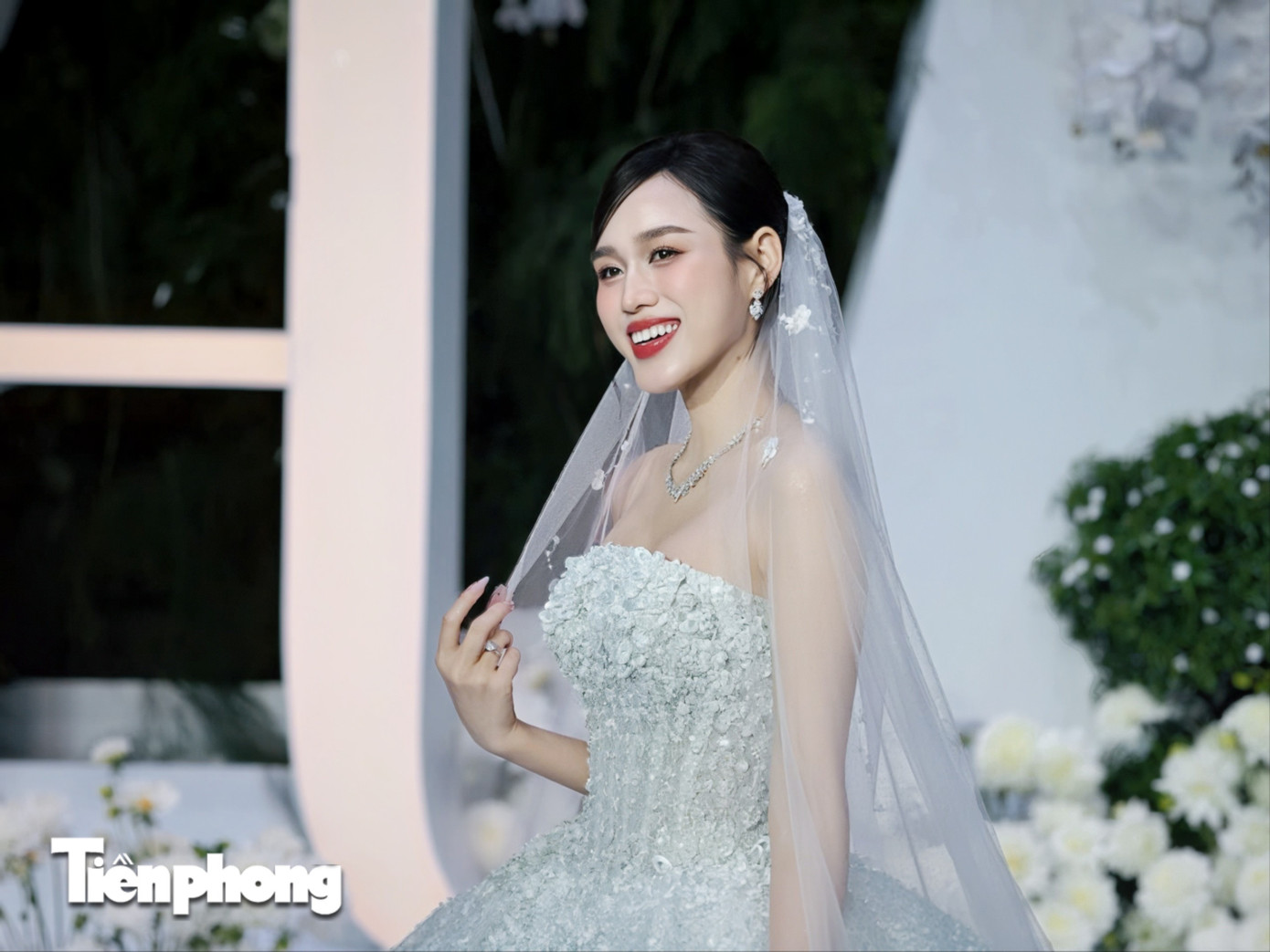 Lý do đám cưới Đỗ Thị Hà tạo cơn sốt mạng xã hội - Ảnh 2. Lý do đám cưới Đỗ Thị Hà tạo cơn sốt mạng xã hội - Ảnh 2.
