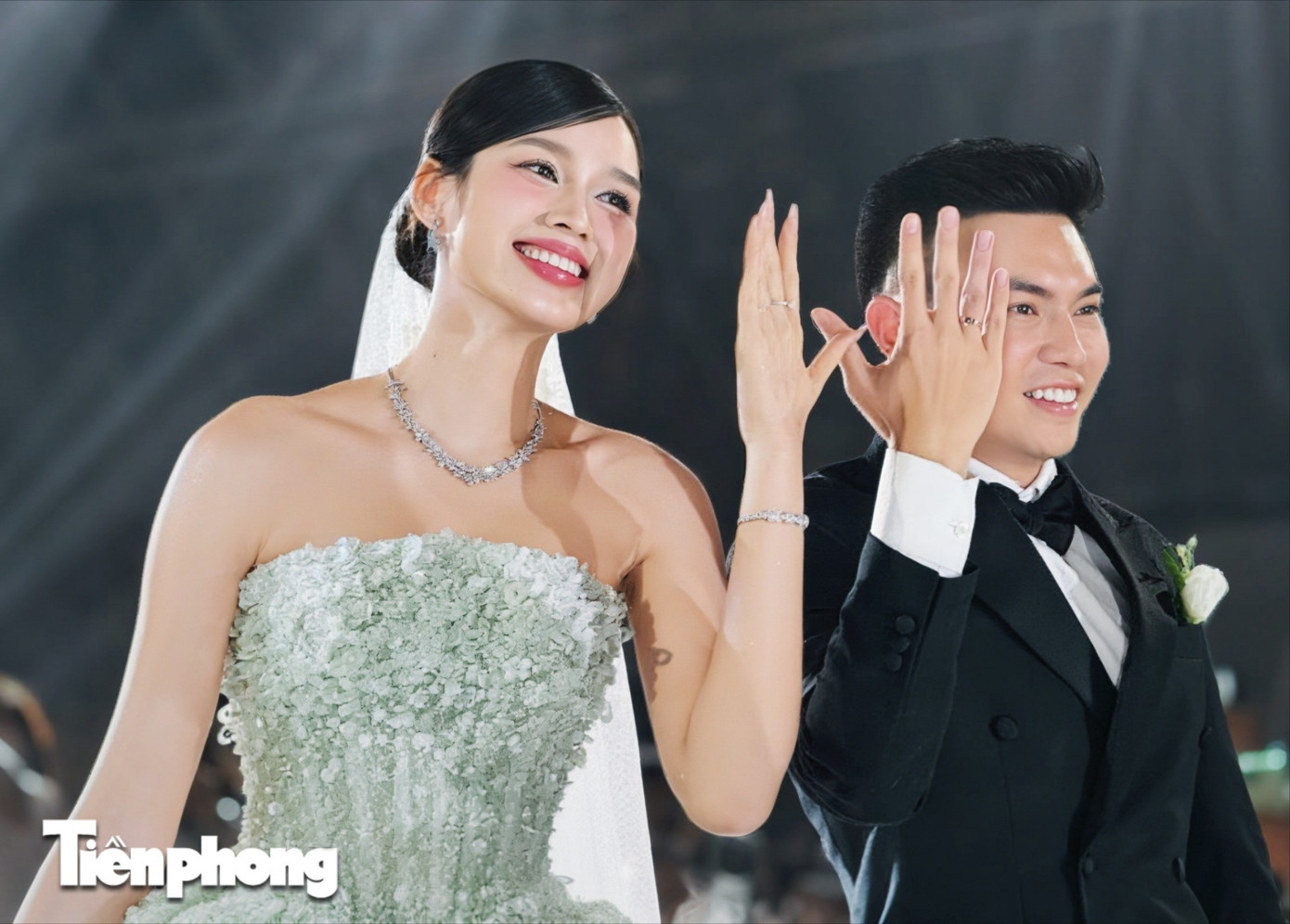 Lý do đám cưới Đỗ Thị Hà tạo cơn sốt mạng xã hội - Ảnh 1. Lý do đám cưới Đỗ Thị Hà tạo cơn sốt mạng xã hội - Ảnh 1.