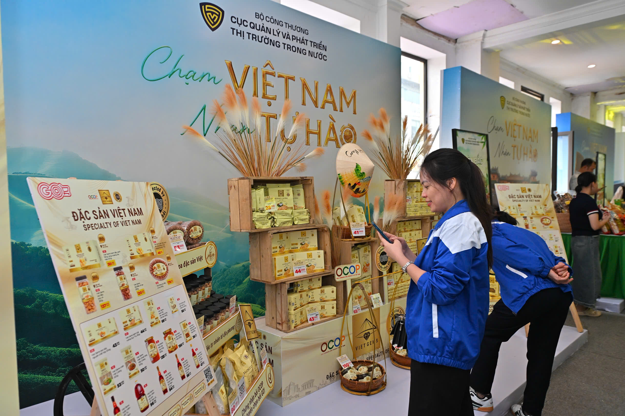 Bảo vệ người tiêu dùng trong Tuần lễ nông sản Việt 2025 tại Hà Nội - Ảnh 3. Bảo vệ người tiêu dùng trong Tuần lễ nông sản Việt 2025 tại Hà Nội - Ảnh 3.