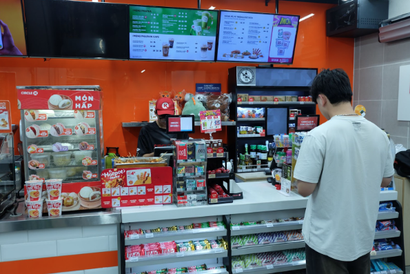Làm việc ca đêm – cơ hội thu nhập hay vòng xoáy mệt mỏi với sinh viên? - Ảnh 1. Làm việc ca đêm – cơ hội thu nhập hay vòng xoáy mệt mỏi với sinh viên? - Ảnh 1.