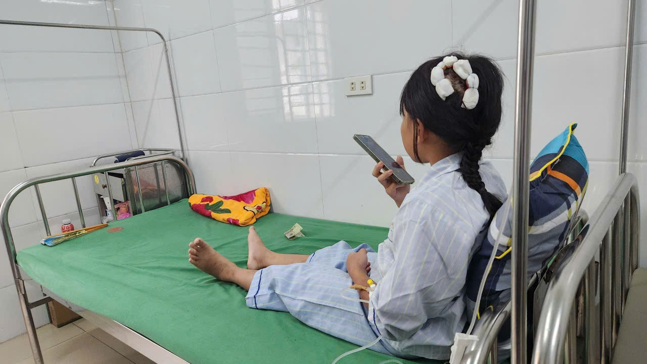 Bé gái bị cha dượng dùng búa bạo hành đã xuất viện, về quê ngoại ở Sơn La - Ảnh 2. Bé gái bị cha dượng dùng búa bạo hành đã xuất viện, về quê ngoại ở Sơn La - Ảnh 2.