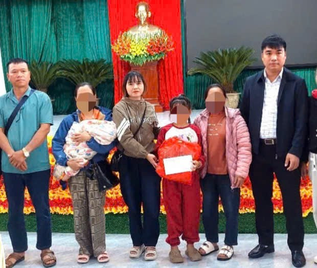 Bé gái bị cha dượng dùng búa bạo hành đã xuất viện, về quê ngoại ở Sơn La - Ảnh 1. Bé gái bị cha dượng dùng búa bạo hành đã xuất viện, về quê ngoại ở Sơn La - Ảnh 1.