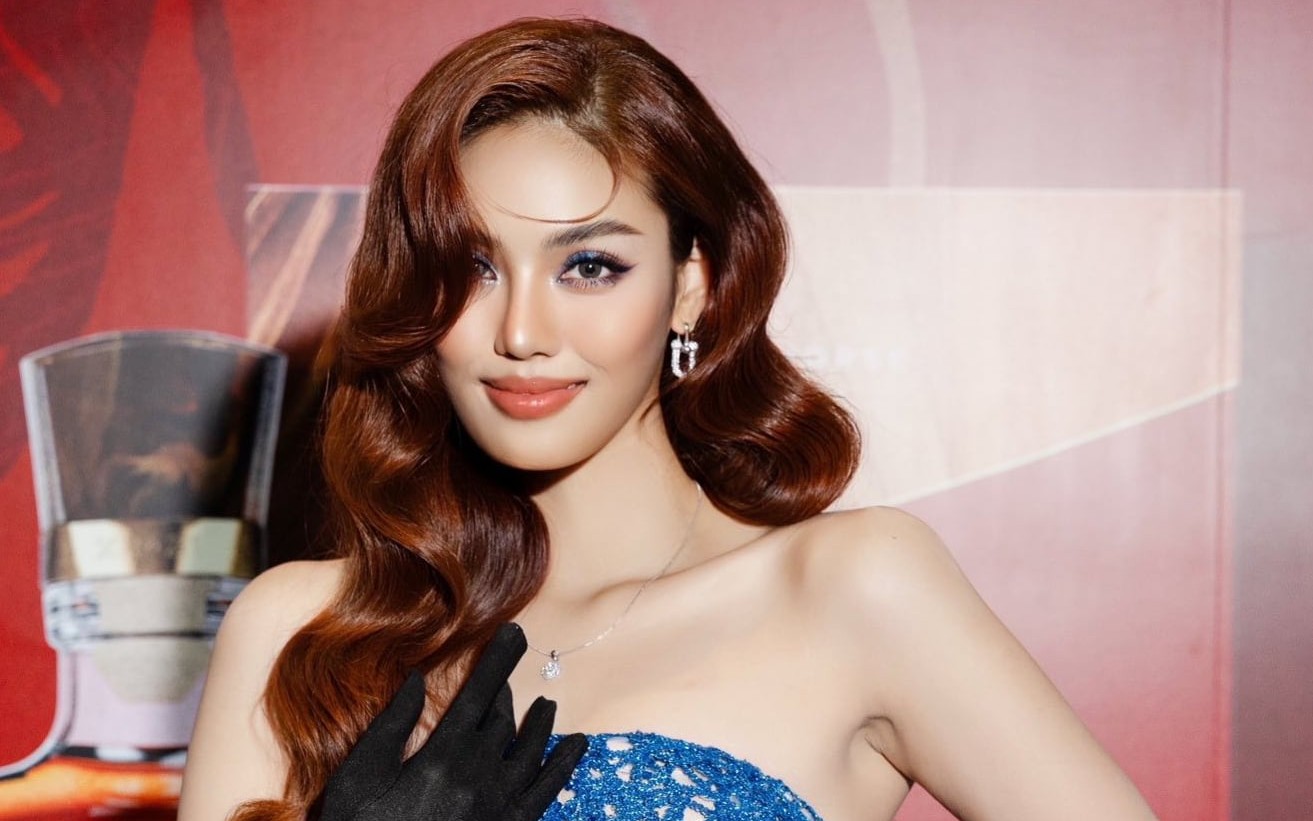 Si&ecirc;u mẫu Lan Khu&ecirc; tỏa s&aacute;ng với trang sức tiền tỷ tại sự kiện nghệ thuật