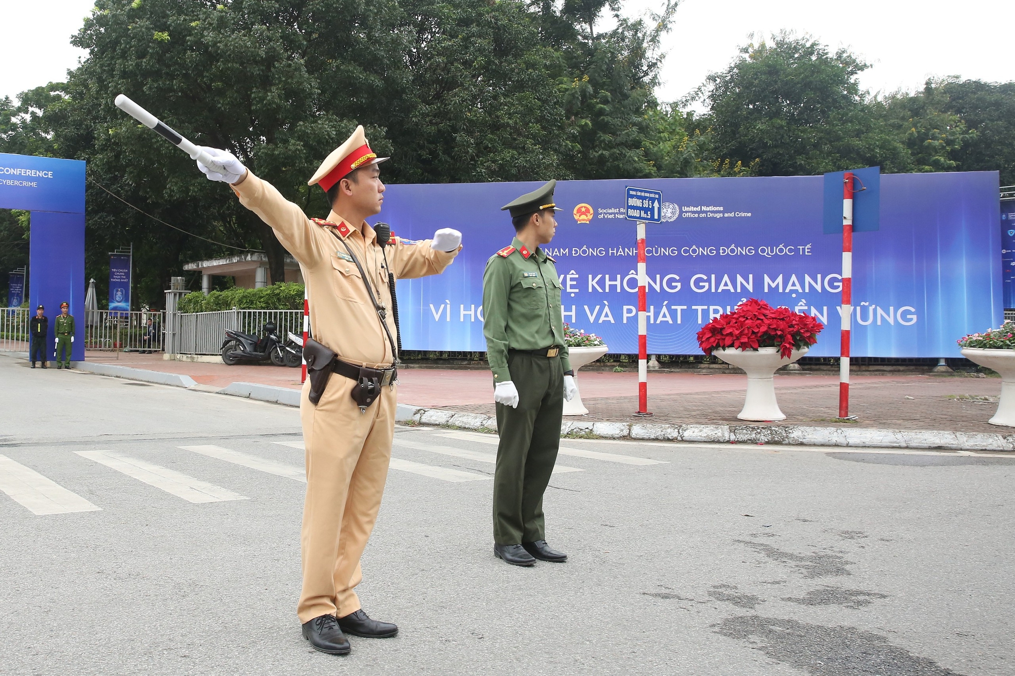 Công an Hà Nội huy động tối đa lực lượng bảo vệ tuyệt đối an ninh Lễ mở ký Công ước Hà Nội 2025 - Ảnh 3. Công an Hà Nội huy động tối đa lực lượng bảo vệ tuyệt đối an ninh Lễ mở ký Công ước Hà Nội 2025 - Ảnh 3.