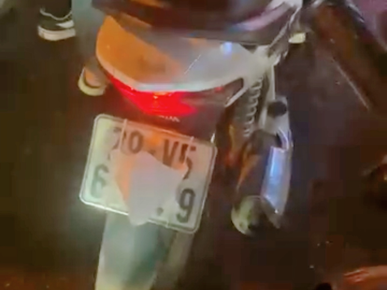 Hà Nội: Dùng khẩu trang che biển số xe, nam thanh niên nhận 'kết đắng' - Ảnh 1. Hà Nội: Dùng khẩu trang che biển số xe, nam thanh niên nhận 'kết đắng' - Ảnh 1.