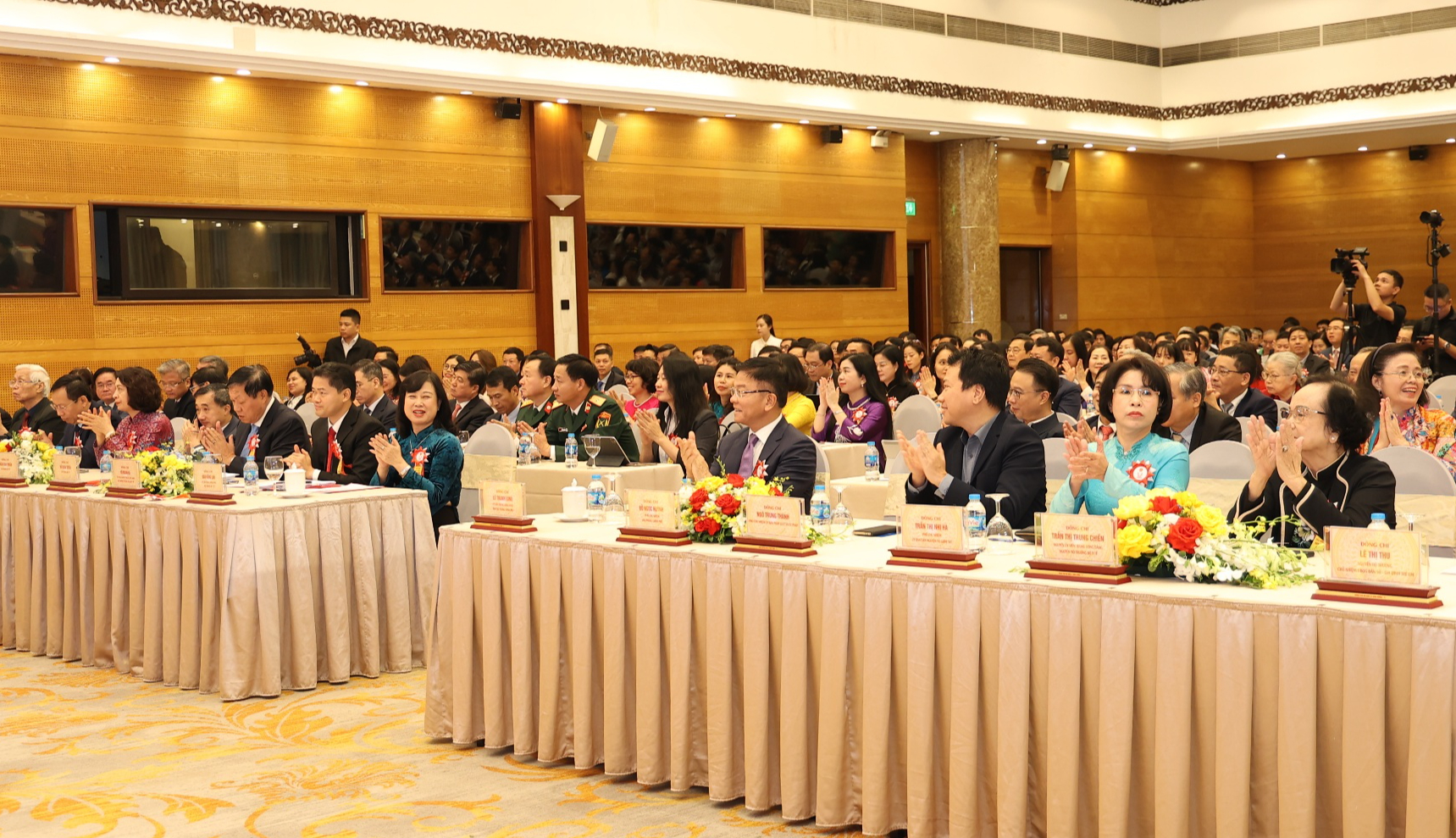 Phong trào thi đua yêu nước thúc đẩy toàn ngành Y tế thực hiện vượt mức các mục tiêu chăm sóc sức khoẻ nhân dân- Ảnh 1. Phong trào thi đua yêu nước thúc đẩy toàn ngành Y tế thực hiện vượt mức các mục tiêu chăm sóc sức khoẻ nhân dân- Ảnh 1.