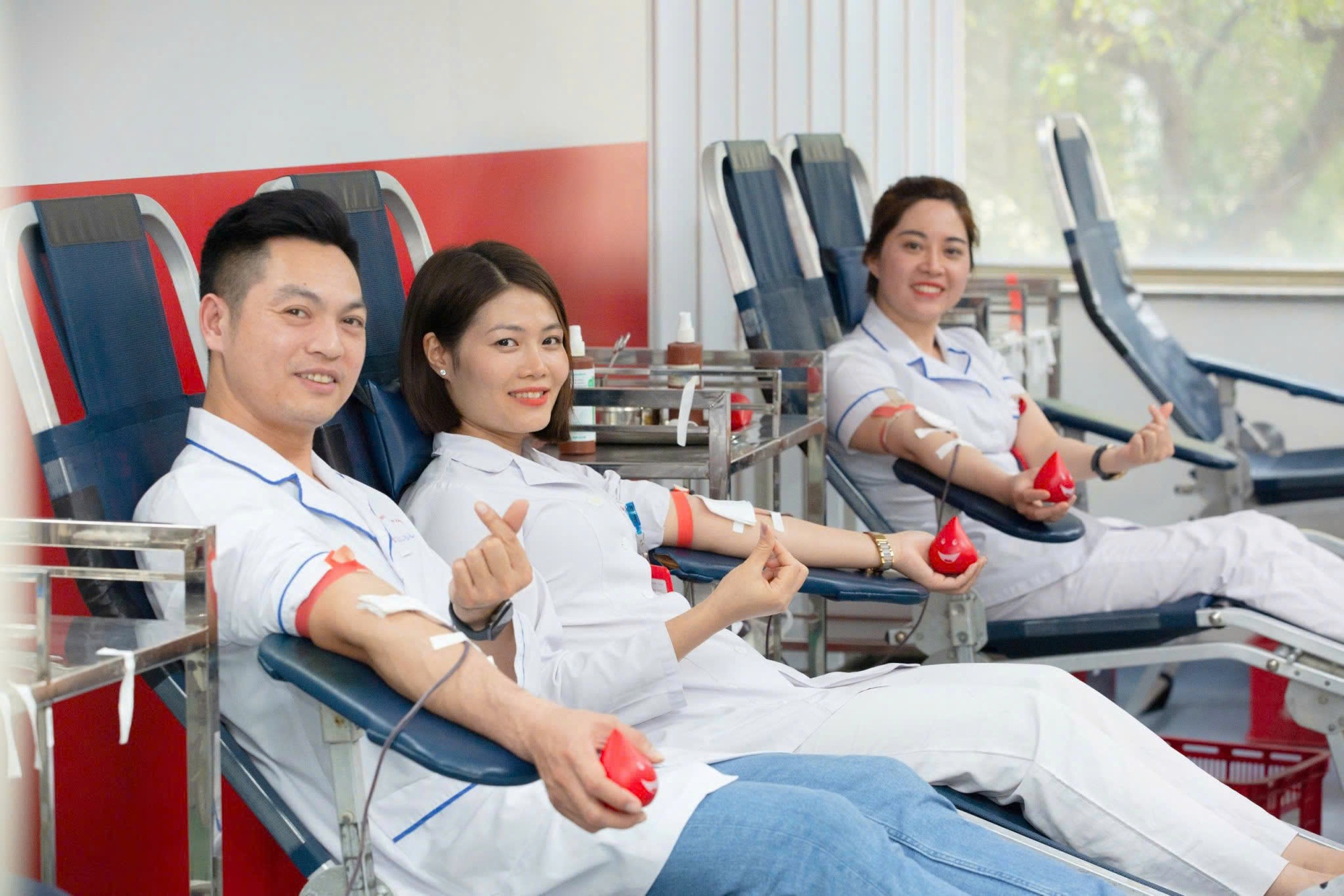 Phong trào thi đua yêu nước thúc đẩy toàn ngành Y tế thực hiện vượt mức các mục tiêu chăm sóc sức khoẻ nhân dân- Ảnh 3. Phong trào thi đua yêu nước thúc đẩy toàn ngành Y tế thực hiện vượt mức các mục tiêu chăm sóc sức khoẻ nhân dân- Ảnh 3.