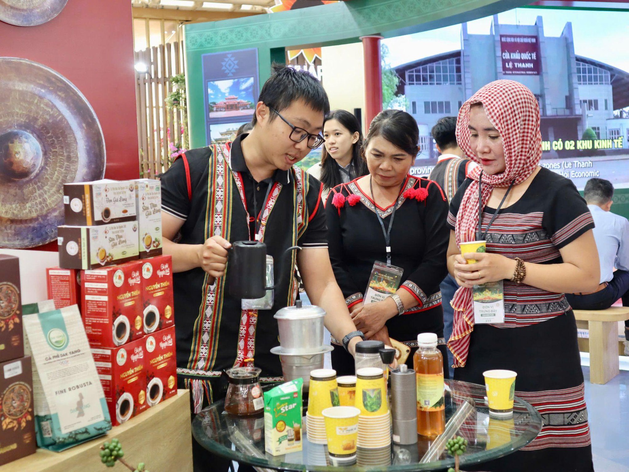 Bảo vệ người tiêu dùng tại Hội chợ Mùa Thu 2025: Trải nghiệm mua sắm tuyệt vời - Ảnh 2. Bảo vệ người tiêu dùng tại Hội chợ Mùa Thu 2025: Trải nghiệm mua sắm tuyệt vời - Ảnh 2.