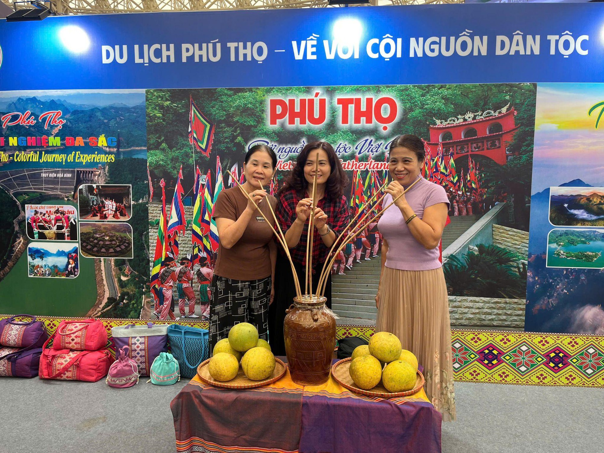 Bảo vệ người tiêu dùng tại Hội chợ Mùa Thu 2025: Trải nghiệm mua sắm tuyệt vời - Ảnh 3. Bảo vệ người tiêu dùng tại Hội chợ Mùa Thu 2025: Trải nghiệm mua sắm tuyệt vời - Ảnh 3.
